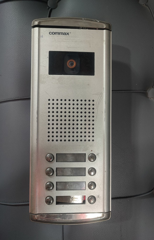 آیفون تصویری پنل بیرونی ۸ واحدی کماکس دوربین سیاه سفید ( استوک )commax پنل دربازکن تصویری کوماکس با سووییچر