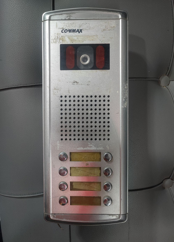 آیفون تصویری پنل بیرونی ۸ واحدی کماکس دوربین سیاه سفید ( استوک )commax پنل دربازکن تصویری کوماکس با سووییچر